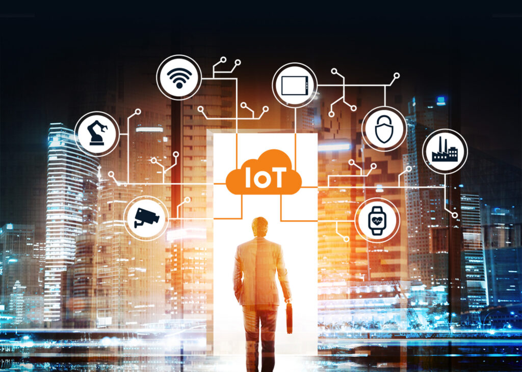 Hombre ejecutivo mirando hacia arriba y lee una nube que dice "IoT"